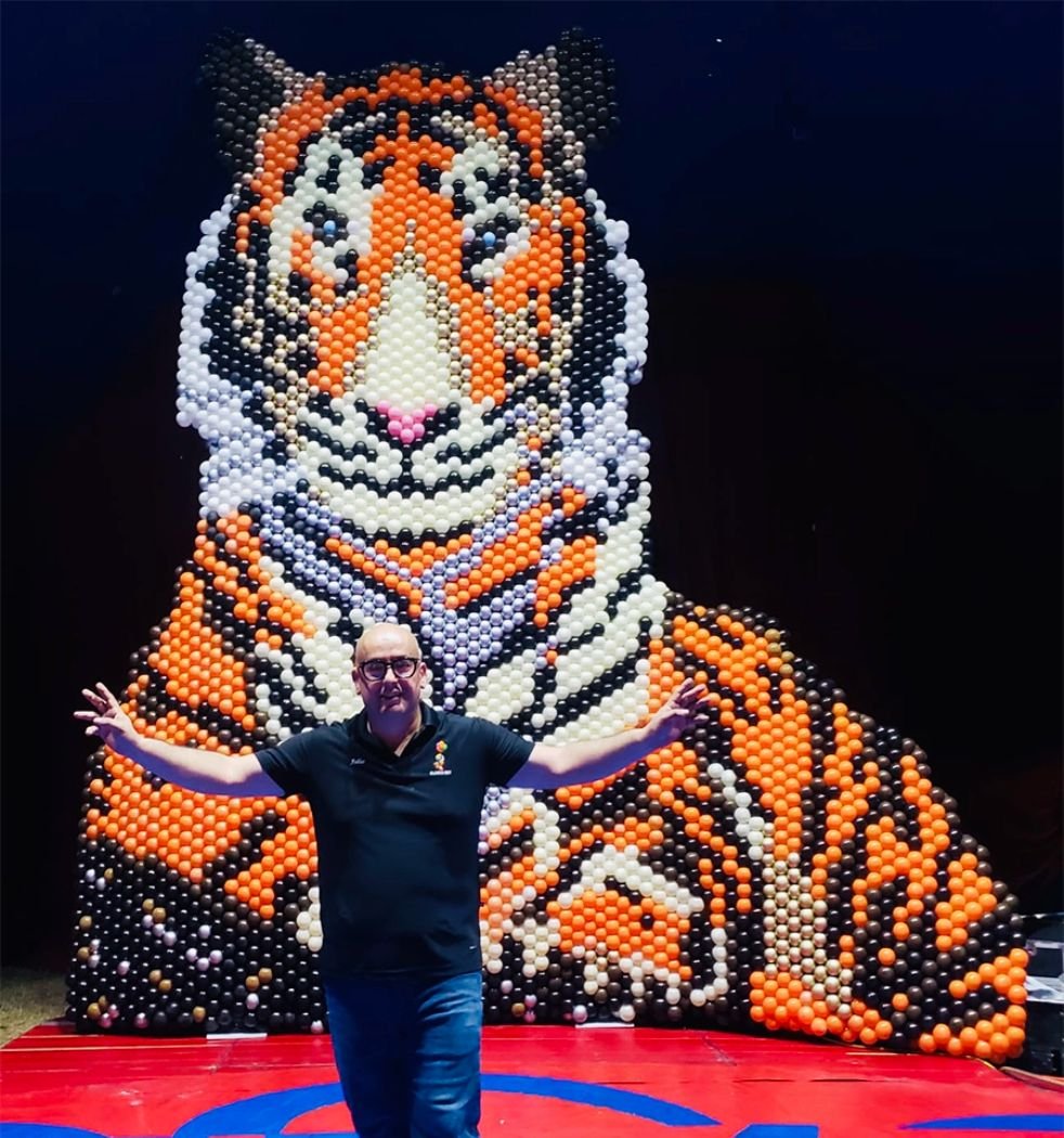 Julio Hernández, instructor internacional de decoración profesional con globos