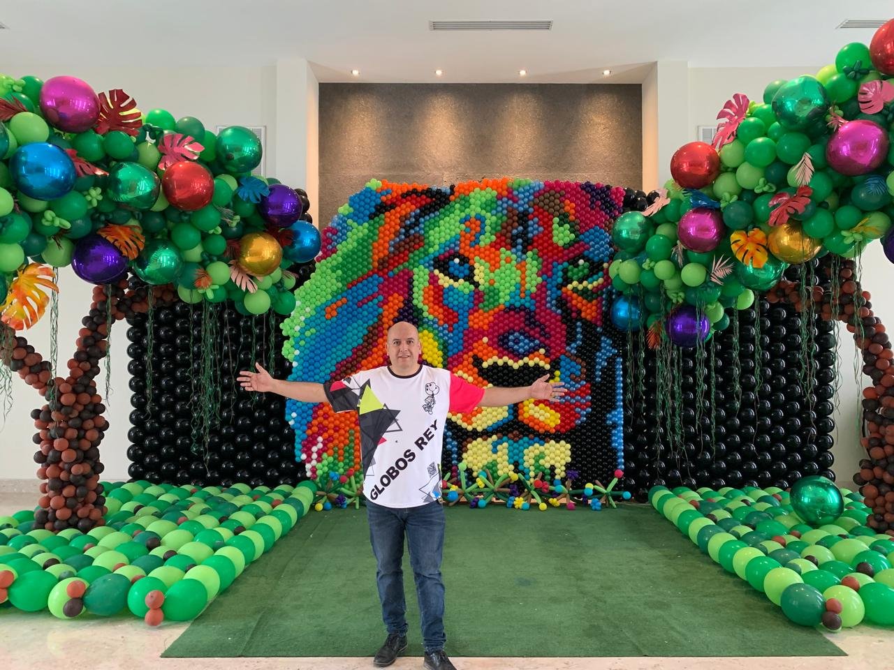 Julio Hernández, instructor internacional de decoración con globos